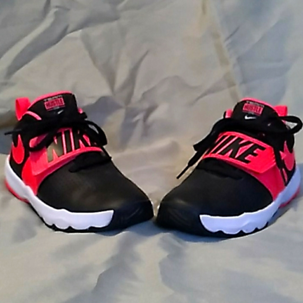 Nike Team Hustle 8